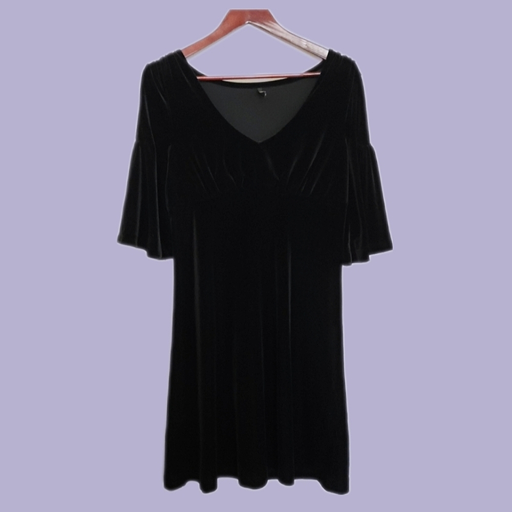🖤 Velvet bell sleeved dress